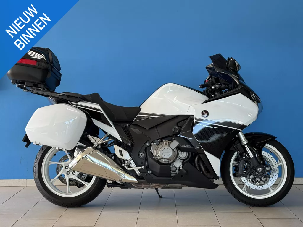 Honda VFR 1200 F DCT ABS | Lees de Tekst! | TomTom | Top Koffer | Zijkoffers | Originele uitlaat | Onderhoudshistorie beschikbaar | ( Showroom Vianen - Tel: 06-19079548 )