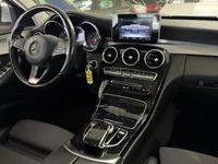 Mercedes-Benz C-klasse C180 Prestige Automaat Navigatie | LED Verlichting | Dode Hoek Detectie | Panorama schuif/Kanteldak, Elektrisch | Stoelverwarming | PDC | Automatische Airco | 17"Lmv | Halfleer | Sportstoelen | INCLUSIEF EXTRA ORIGINELE SET LICHTMETALEN VELGEN (vestiging Vianen) Foto